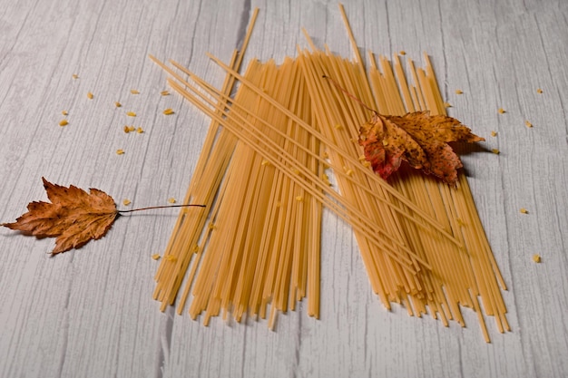 De longs vermicelles fins sur la table de la cuisine