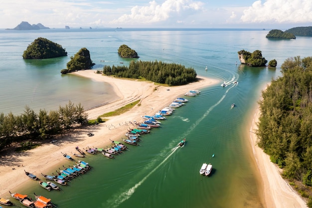 Longtail Pier et yachts avec hors-bord pour les touristes