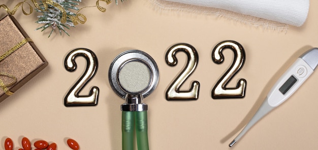 Photo longue bannière sur des sujets médicaux sur fond beige avec les numéros 2022.