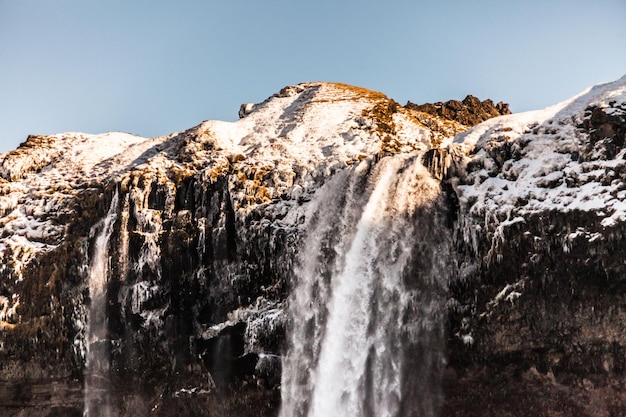 Longue exposition de la cascade pendant l'hiver