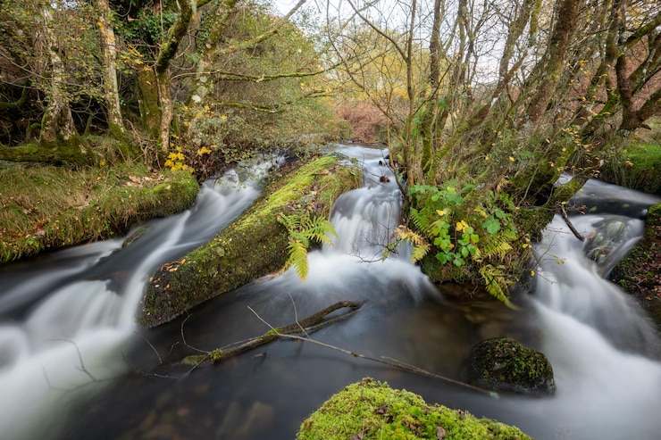 Photo longue exposition une cascade sur la rivière d'eau de barrage coulant à travers la vallée au pont des voleurs
