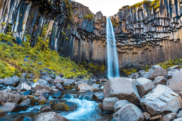 Longue exposition à la cascade de Svartifoss, la plus belle cascade du sud de l'Islande