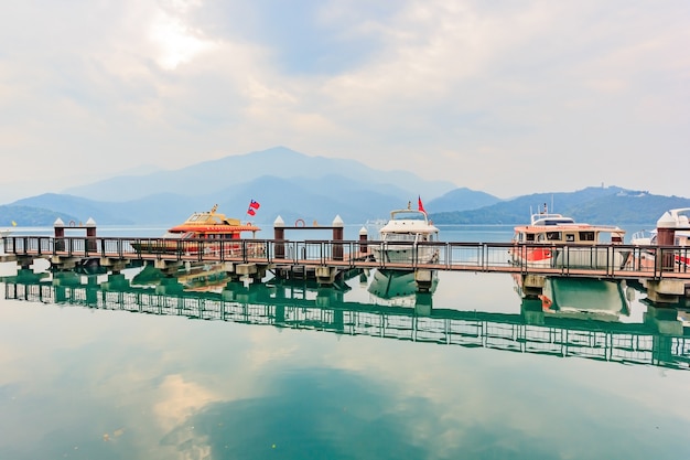 Une longue exposition du port avec des bateaux dans le temps du matin à Sun Moon Lake, ville Nantou, Taiw