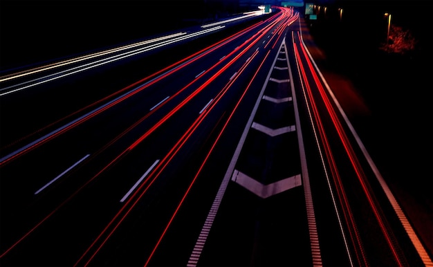 Une longue exposition des feux de circulation dans l'autoroute de Copenhague Danemark