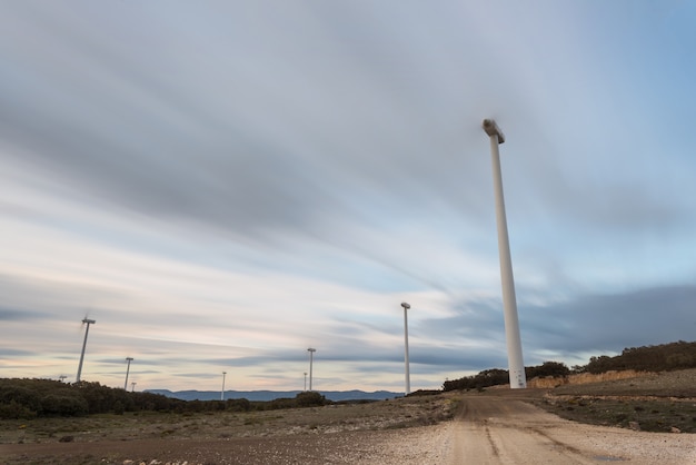 Longue exposition d&#39;un moulin à vent tournant au crépuscule