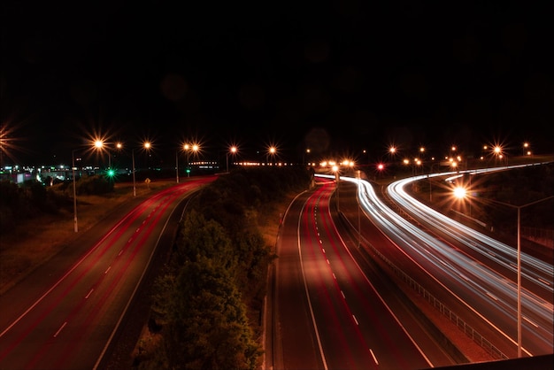 Longue exposition de voitures sur autoroute