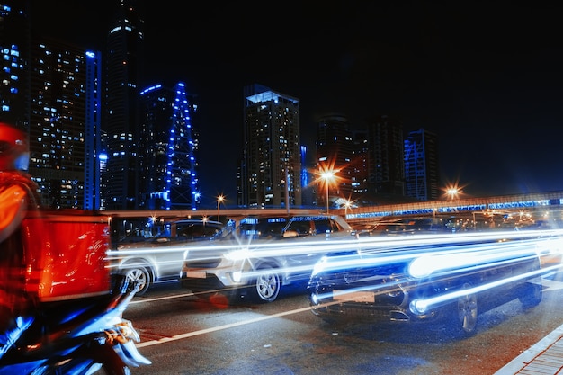 Longue exposition de voitures en mouvement sur la route de nuit à dubaï