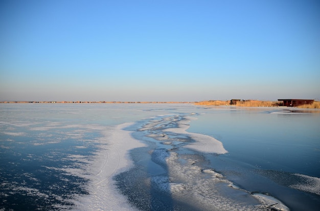 Longue fissure dans le lac gelé