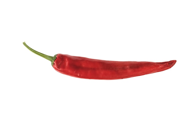 Une longue gousse de piment rouge isolé sur fond blanc