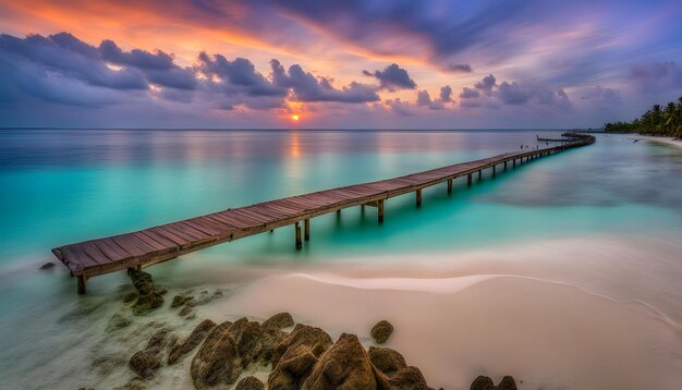 une longue jetée en bois est dans l'eau avec le soleil qui se couche derrière elle