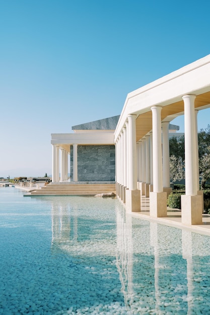 Longue piscine près des terrasses avec colonnes hôtel amanzoe péloponnèse grèce