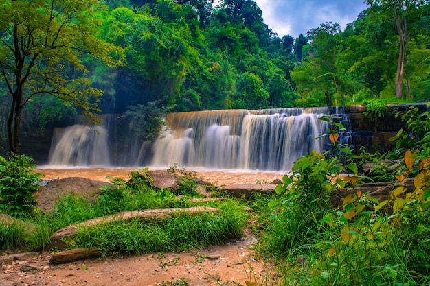 Longue plus grande chute d&#39;eau dans une nature magnifique et belle