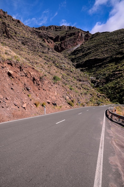 Longue route asphaltée vide du désert dans les îles Canaries Espagne