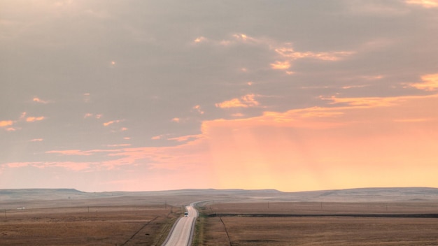 Longue route au coucher du soleil dans le Dakota du Sud.