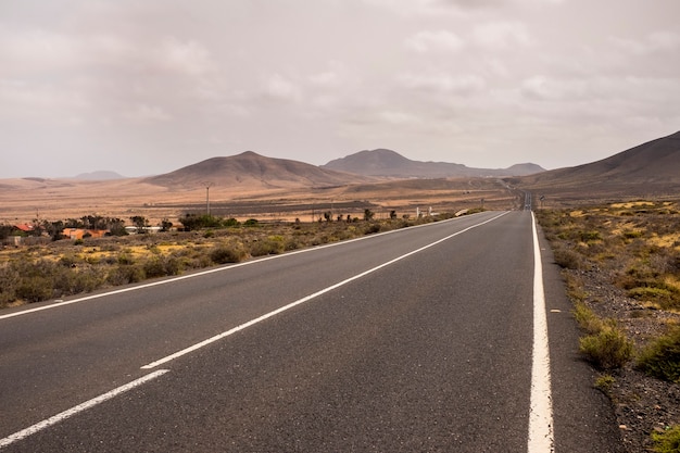 longue route droite au milieu d'un paysage sans personne