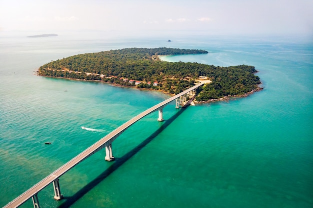 Longue route et pont piéton TECHO MORAKAT jusqu'à l'île aux serpents KOH PUOS. Sihanoukville. Cambodge. Vue aérienne vue de dessus.