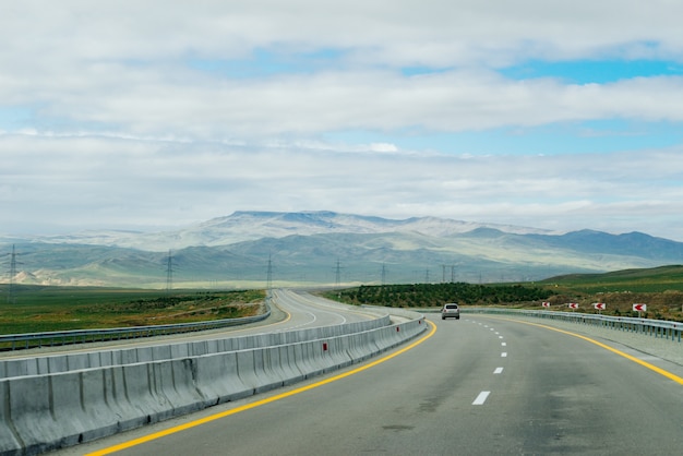 Une longue route sans limites, une autoroute au pied des montagnes, un paysage de montagne