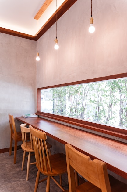 Longue table en bois avec des chaises en bois.