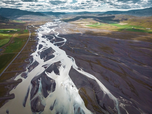 De longues collines enneigées comme le web en islande