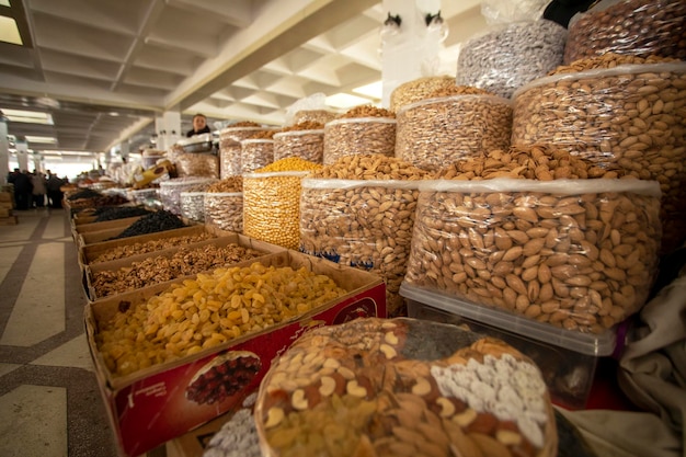 Les longues étals de marché avec des fruits secs