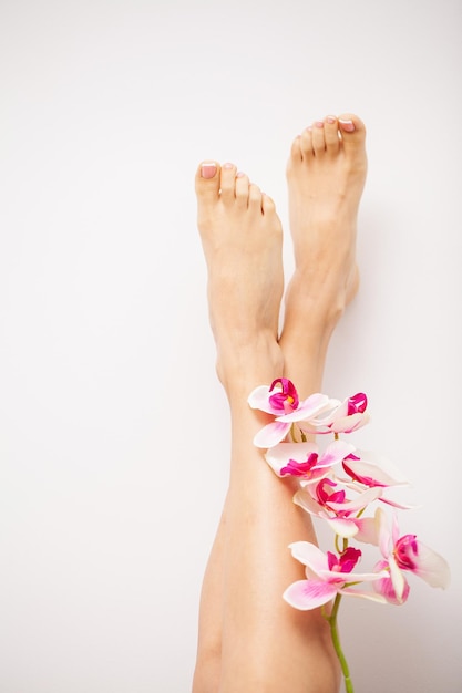 Longues jambes féminines avec un beau concept de soins des jambes à la peau lisse et l'épilation