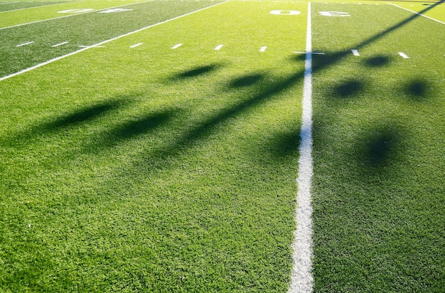 Photo les longues ombres de l'après-midi sur le terrain de football américain