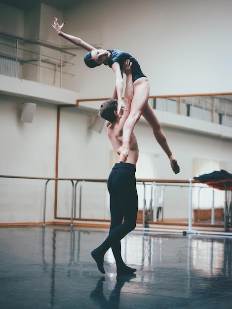 Une longueur complète de danseurs dansant dans un studio de ballet