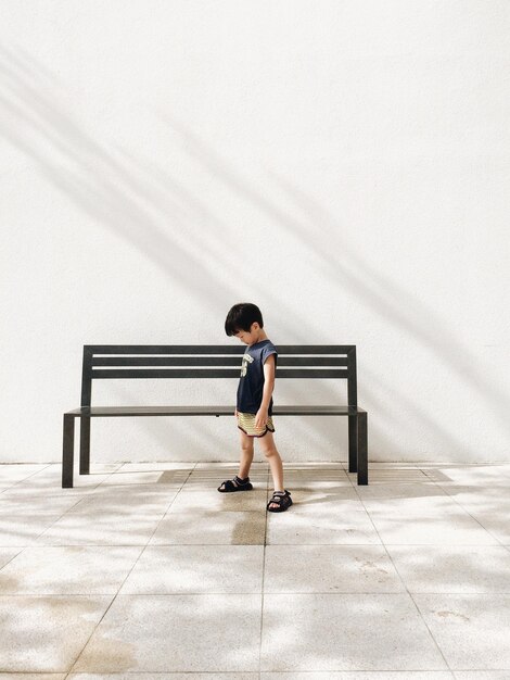 Longueur complète de la femme assise sur un banc