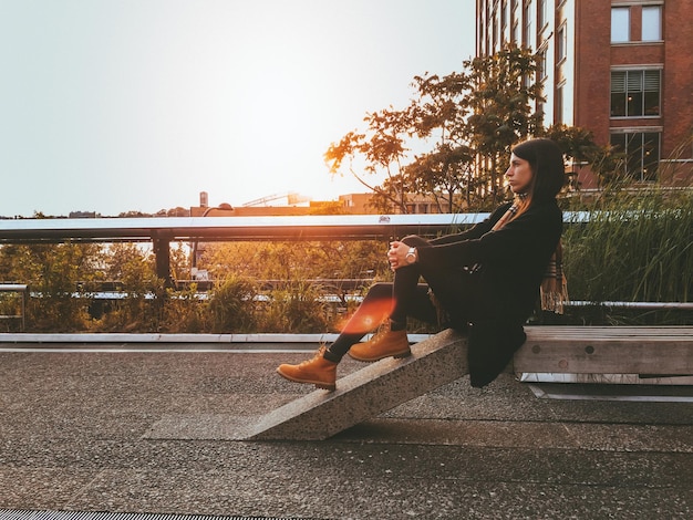 Photo la longueur complète de la femme assise sur le siège