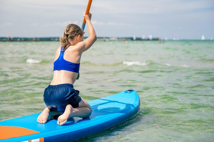 Photo la longueur complète d'une femme avec les bras levés sur la plage