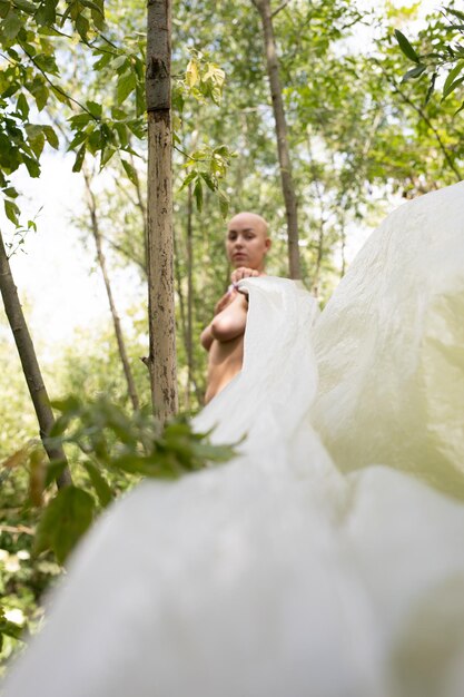 Photo longueur complète de la femme dans la forêt