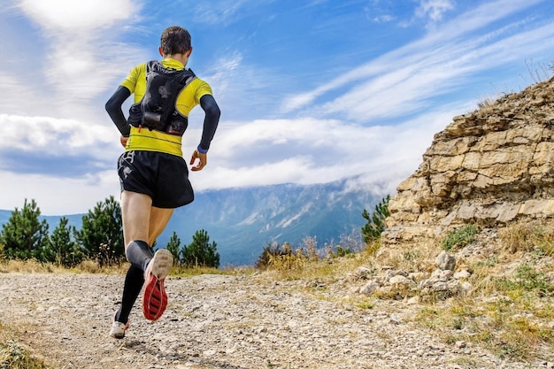 Photo longueur complète de femme debout sur la montagne