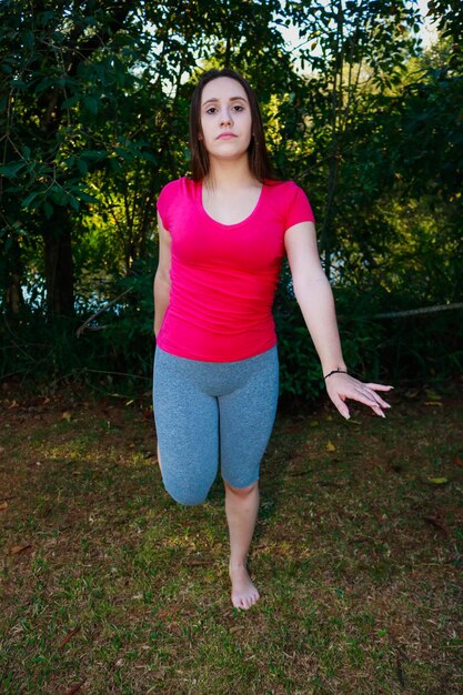 Photo la longueur complète d'une femme faisant de l'exercice dans le parc