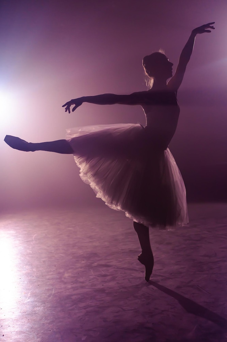 Photo la longueur complète d'une femme pratiquant la danse sur scène