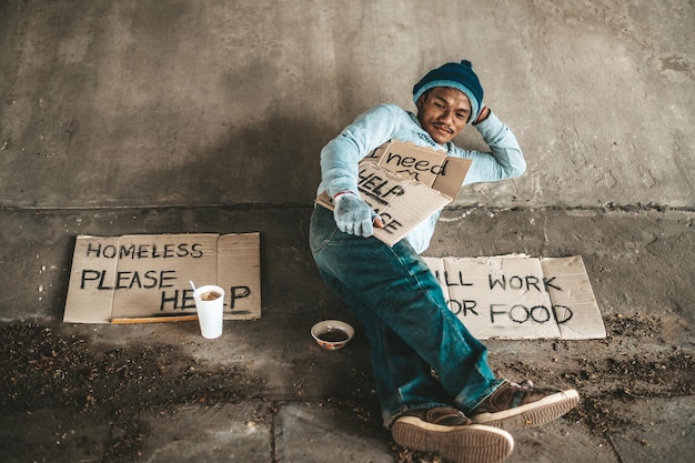 Photo longueur complète de l'homme avec du texte sur papier