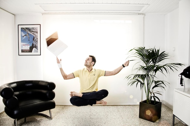 Photo longueur complète de l'homme lévitant dans le salon