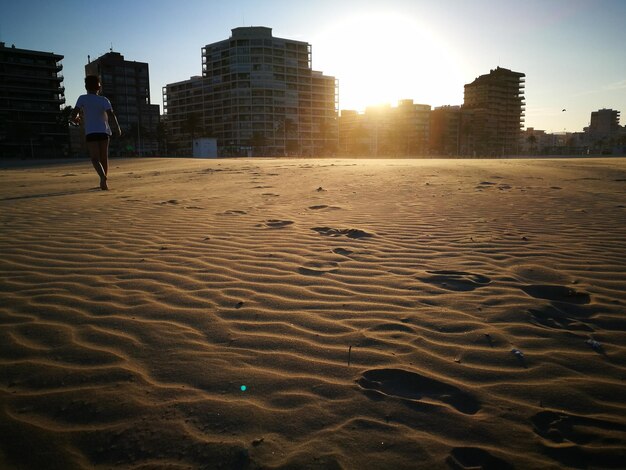 Photo longueur complète d'homme marchant sur la plage