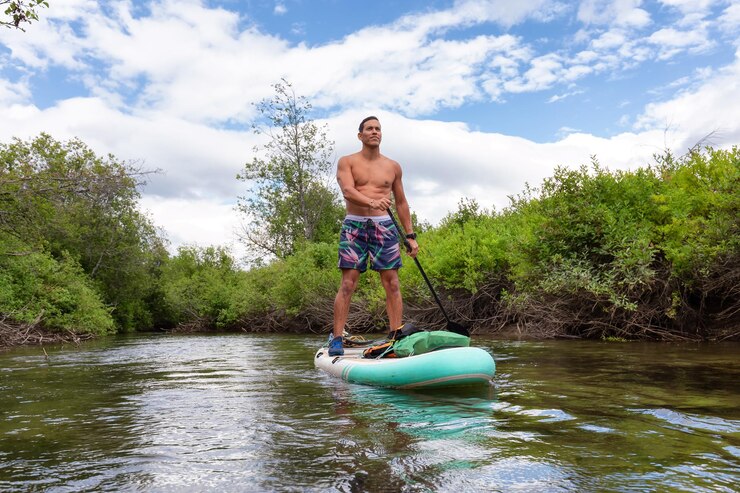 Photo longueur complète d'un homme sans chemise dans l'eau