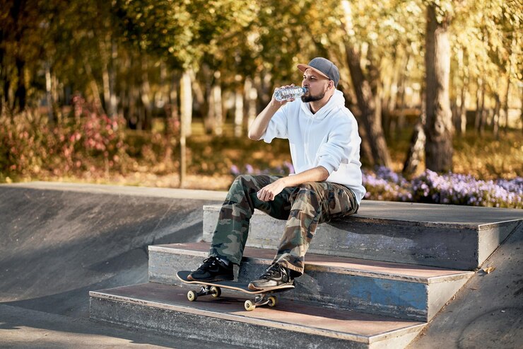 Photo longueur complète d'homme avec skateboard en ville