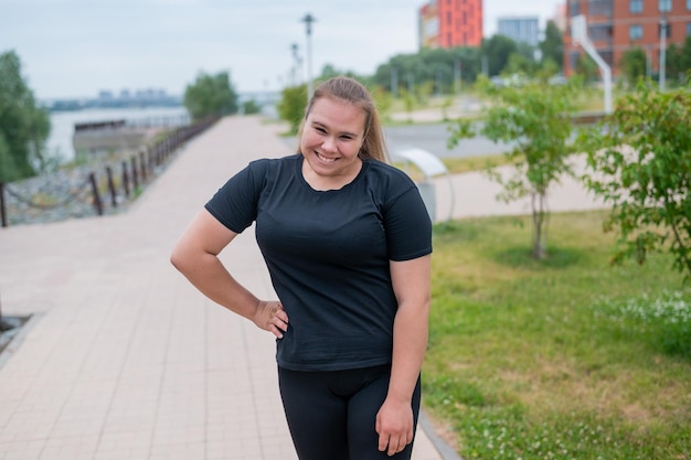 Longueur complète d'une jeune femme souriante en plein air