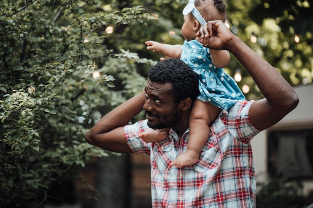 Photo longueur complète de mère et fille sur l'arbre