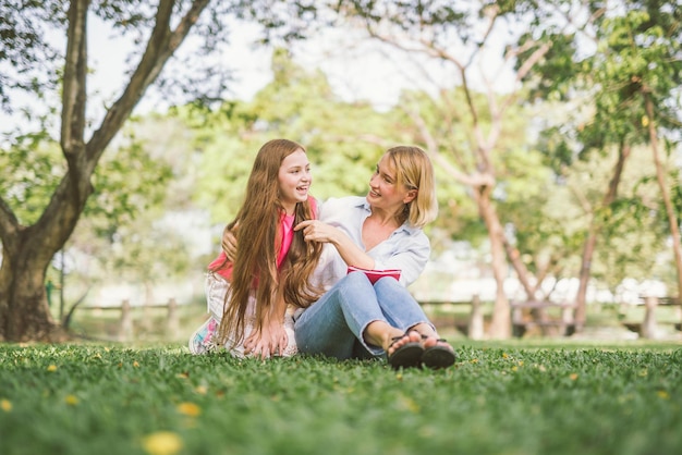 La longueur complète de la mère avec la fille dans le parc