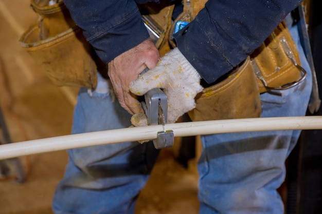 Longueur du tuyau en plastique CPVC pour un coupe-tuyau de plomberie pour l'installation de la conduite d'eau nouvelle maison en construction