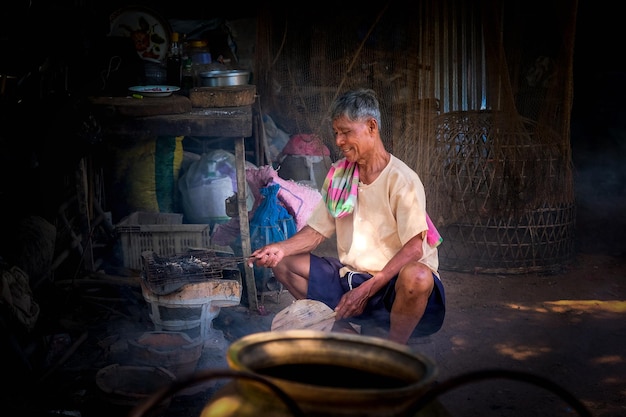 Photo longueur totale de l'homme travaillant à l'atelier