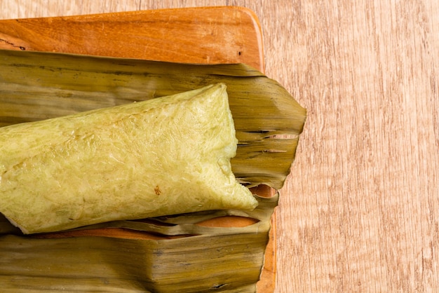 Photo lontong est un plat indonésien le riz est roulé à l'intérieur d'une feuille de bananier et bouilli