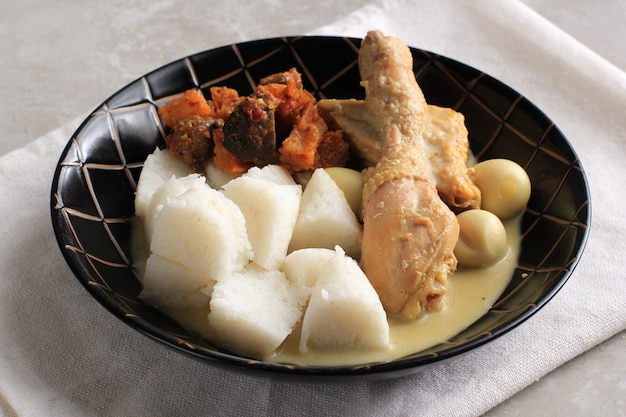 Lontong Opor Curry blanc indonésien avec pilon de poulet et œufs de caille Poulet a