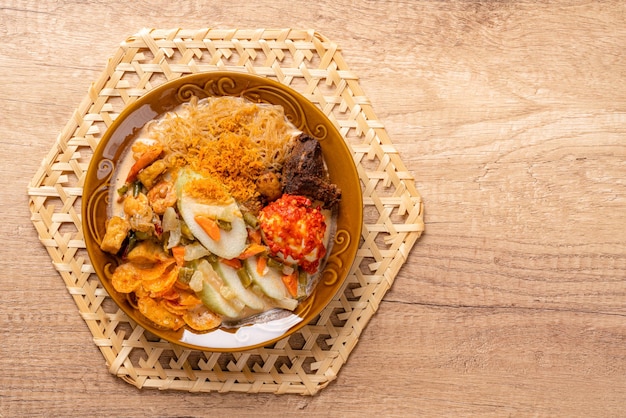Lontong sayur ou gâteau de riz aux légumes est un riz traditionnel indonésien