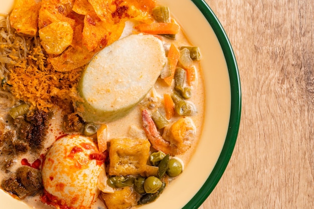 Lontong sayur ou gâteau de riz aux légumes est un riz traditionnel indonésien