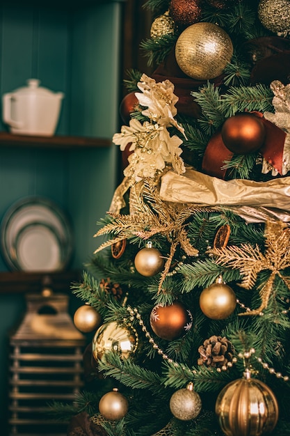 Look d'arbre de Noël doré, décor de style campagnard comme décorations de maison de vacances