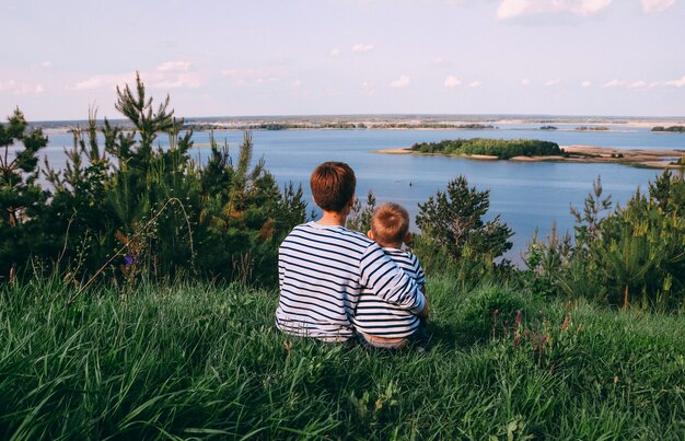 Look de famille habillé en raglan avec une bande